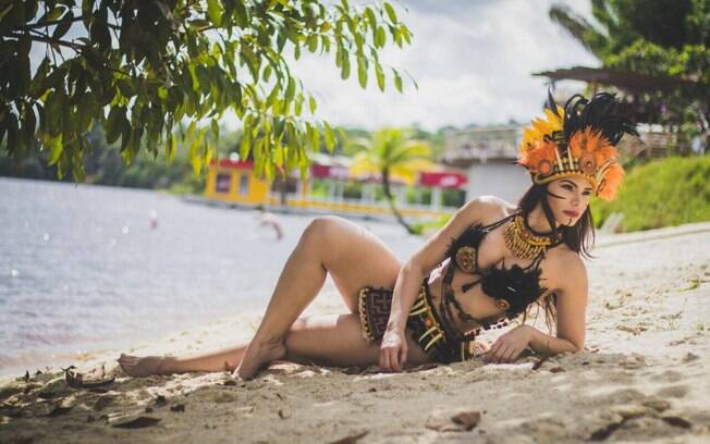 A modelo Rayssa Melo encarnou uma índia sensual bem a vontade às margens de um rio em Manaus, no Amazonas