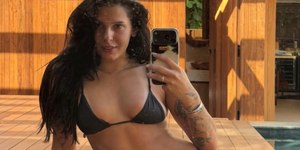 Ana Castela surge de biquíni e faz piada: "Malhando igual doida"