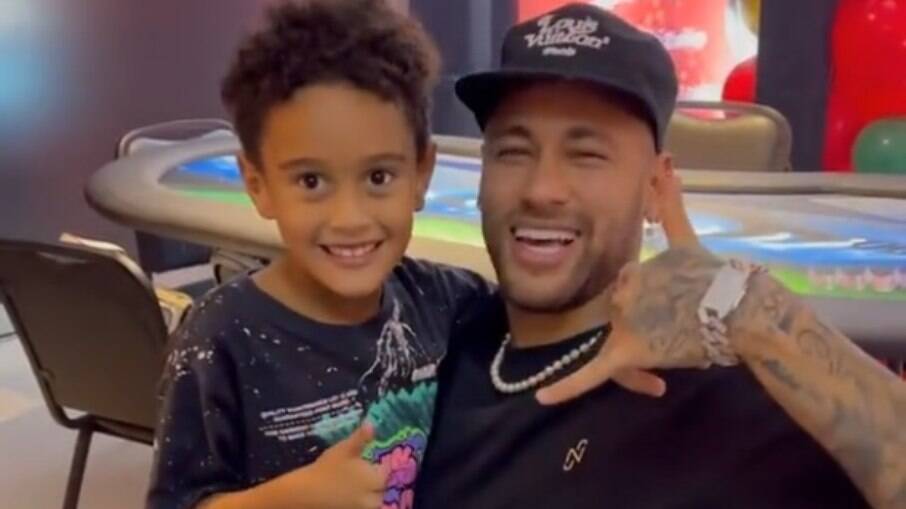 Filho de Denílson posa para foto ao lado de Neymar