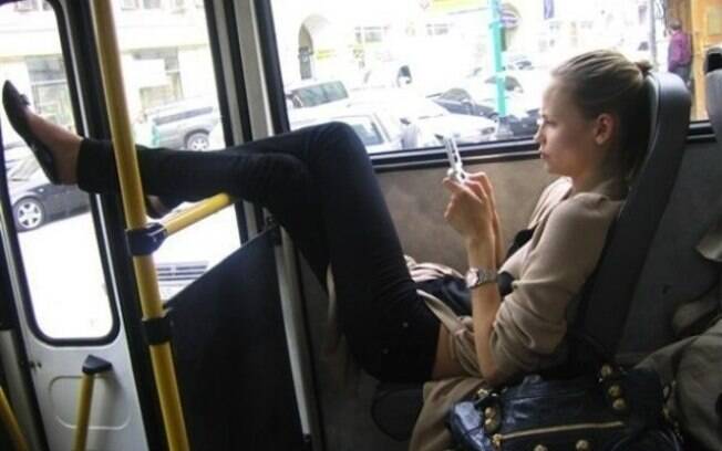 Cadê a espreguiçadeira no busão para dar acesso à pessoa alta?