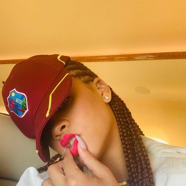 Rihanna é uma das famosas adeptas das box braids e pode ser uma inspiração para quem ser se inspirar Rihanna