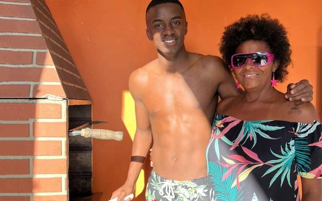 Andrew, goleiro brasileiro do Gil Vicente, com a mãe em um churrasco