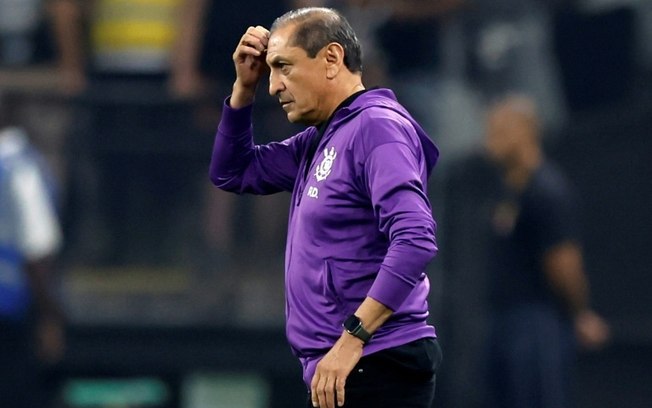 O técnico argentino Ramon Diaz assiste da área técnica durante uma partida da Copa Sul-Americana entre seu antigo time, o Corinthians, e o Huracán da Argentina, na Neo Química Arena em São Paulo, em 2 de abril de 2025.