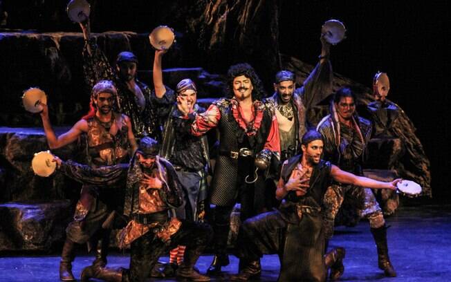 Daniel Boaventura volta aos palcos como Capitão Gancho; o ator divide divertidas cenas com os piratas que agrada a plateia