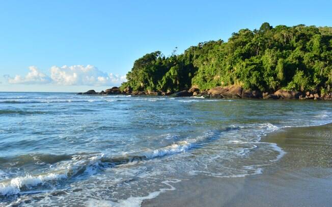 A areia clarinha e as águas cristalinas de Itamambuca conquistam os turistas que querem relaxar