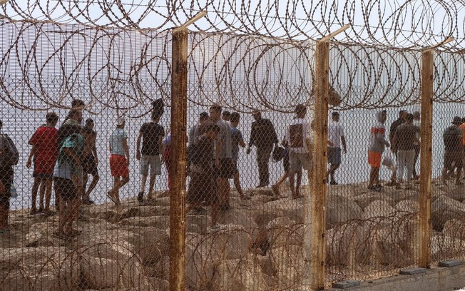 Estimados 50 mil migrantes cruzaram de Marrocos para Ceuta numa travessia em massa, antes de serem quase todos repatriados Estimados 50 mil migrantes cruzaram de Marrocos para Ceuta numa travessia em massa, antes de serem quase todos repatriados