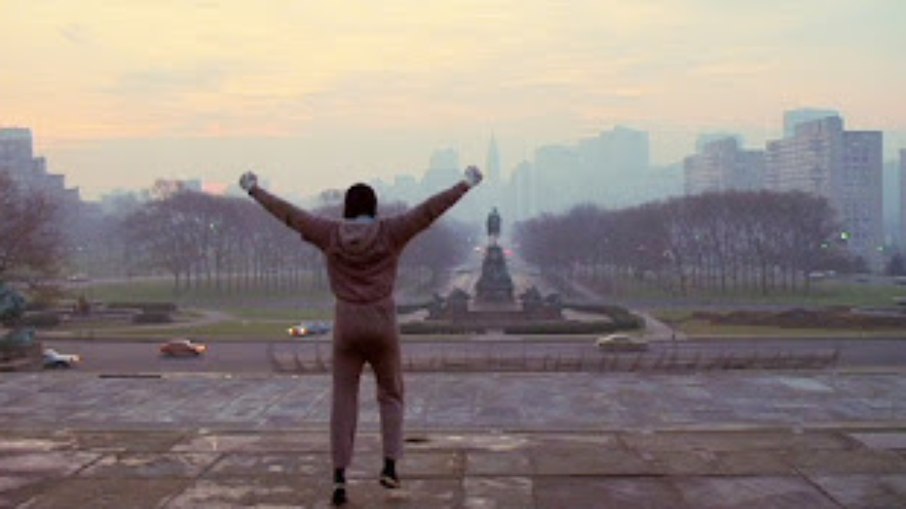 Famosa cena de Rocky Balboa no topo da escadaria do Philadelphia Museu of Art.