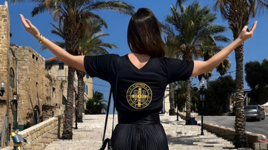 Influencer brasileira é criticada após duvidar de guerra em Israel