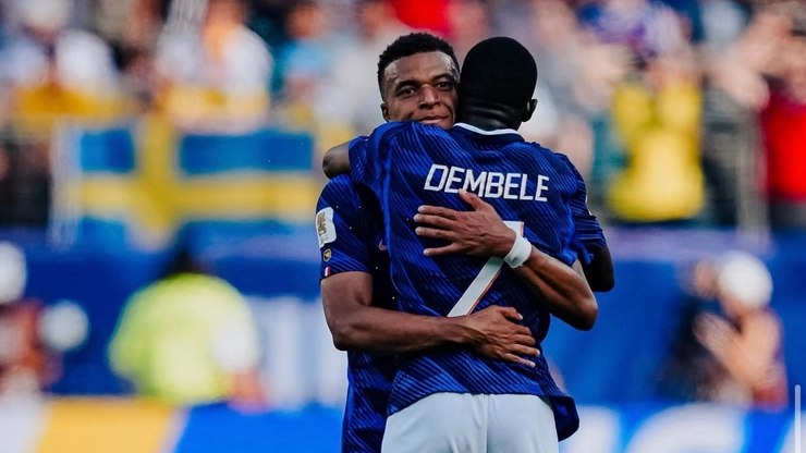 Demb%C3%A9l%C3%A9%20e%20Mbapp%C3%A9%20vivem%20guerra%20de%20egos%2C%20diz%20imprensa%20francesa