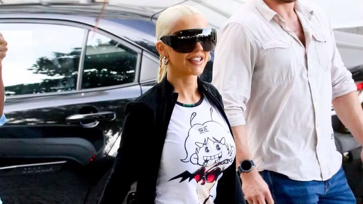 Christina
Aguilera atende fãs na porta de hotel em Copacabana