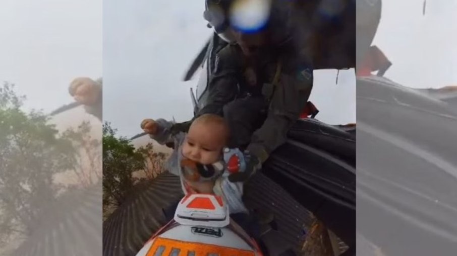 Há cerca de 1 ano, o bebê Anthony foi resgatado do telhado da casa com os pais, de helicóptero, pelo Exército Há cerca de 1 ano, o bebê Anthony foi resgatado do telhado da casa com os pais, de helicóptero, pelo Exército