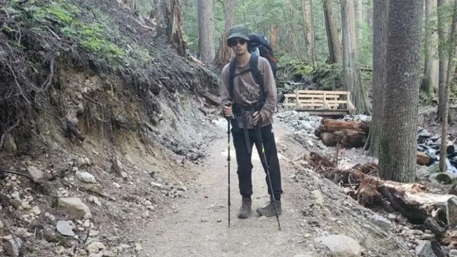 Benastick foi encontrado mancando em uma estrada de serviço com seu saco de dormir cortado em uma jaqueta improvisada