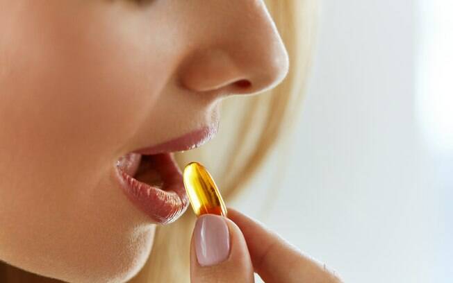 Para tomar vitaminas em cápsulas no café da manhã é preciso comer algum alimento antes