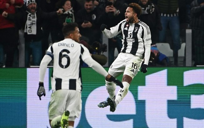 Weston McKennie (D) comemora após marcar na vitória da Juventus sobre o Manchester City por 2 a 0 nesta quarta-feira, pela Liga dos Campeões