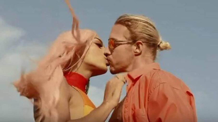 Diplo beija Pabllo Vittar em clipe de 