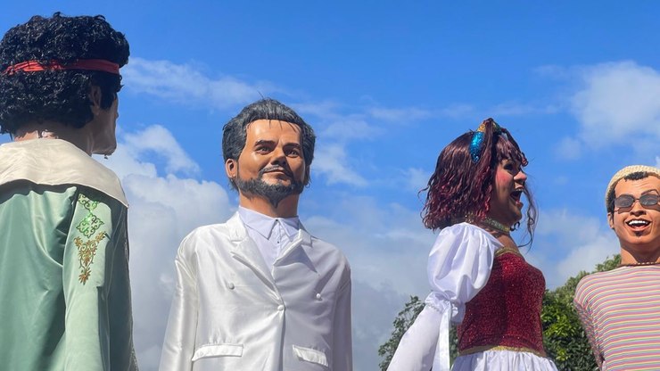 Desfile de bonecos mantém tradição de gigantes em Olinda