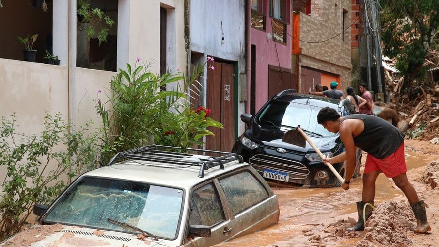 Moradores de São Sebastião tiveram casas invadidas pela água após fortes chuvas no litoral norte de SP