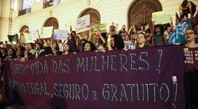 Seis em cada dez brasileiros apoiam aborto dentro da lei