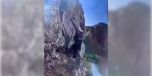 Vídeo mostra queda de homem na Pedra do Macaco, em Maricá (RJ)