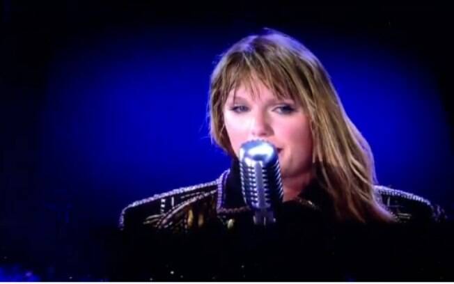 Taylor Swift  relembra caso de assédio e chora em show