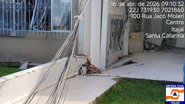 Prédio
afunda e 65 moradores fogem só com roupa do corpo