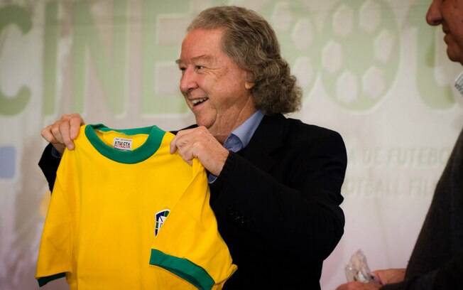 Aldyr Schlee, o homem que criou a camisa da seleção brasileira na cor amarela