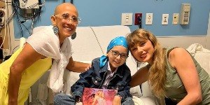 Taylor Swift visita hospital infantil e comove crianças