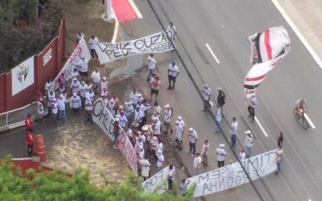 Torcedores do São Paulo protestam em frente ao CT e pedem saídas de Diniz e Daniel Alves