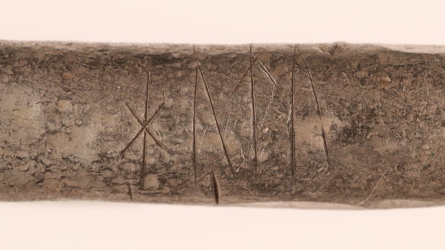Tesouro de prata viking achado na Dinamarca possui inscrição rúnica que pode ser lida como “hutu”, ainda sem significado definido