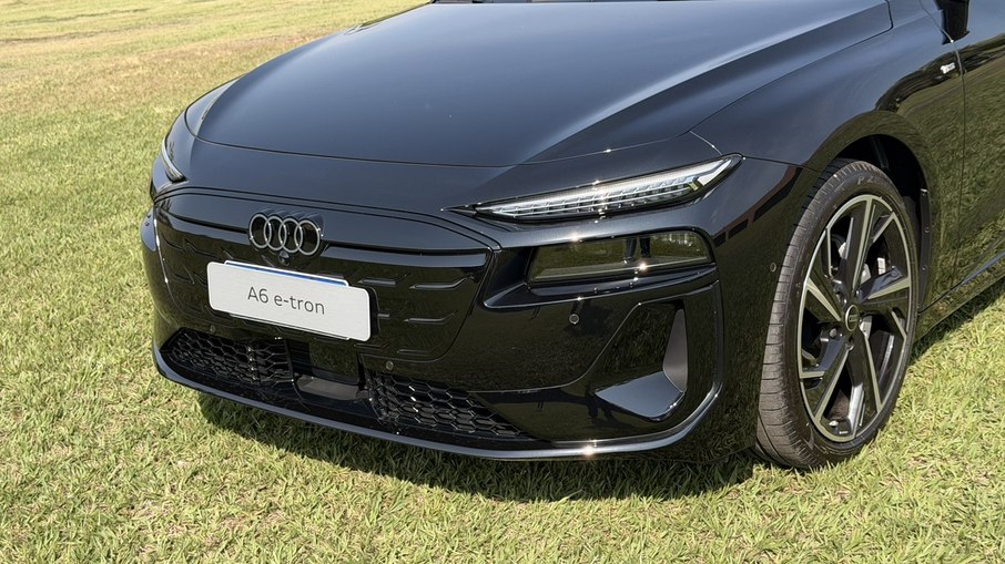 Dianteira do Audi A6 Avant e-tron segue nova linguagem visual da marca com iluminação dividida