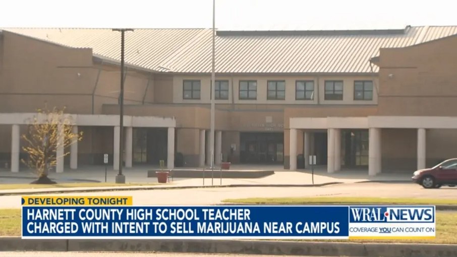 Uma das colegas de McArthur na Overhills High School disse que a administração já havia tentado removê-la do cargo anteriormente.