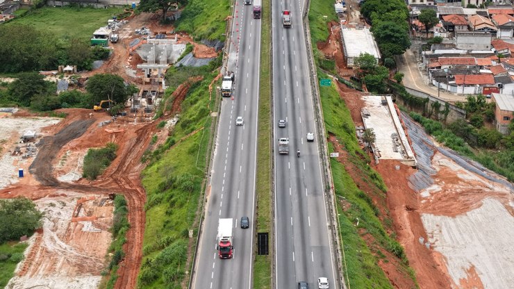 Carga de mais de 800 toneladas inicia transporte na Dutra