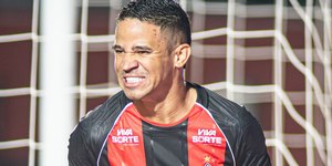 Flamengo leva golaço, sofre virada e é eliminado pelo Vitória
