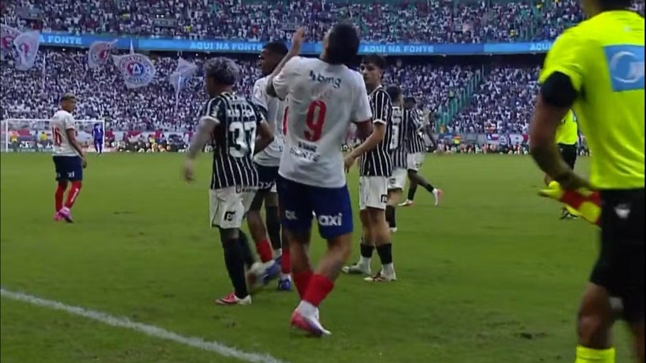 A confusão aconteceu no fim do primeiro tempo entre Bahia e Corinthians A confusão aconteceu no fim do primeiro tempo entre Bahia e Corinthians