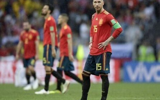 Sergio Ramos anuncia aposentadoria da Espanha e alfineta técnico