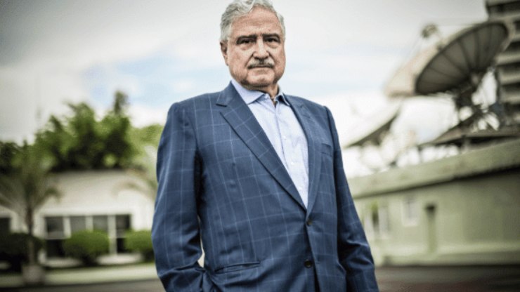 Por que o presidente da TV Band joga dinheiro pela janela