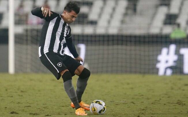 Victor Cuesta apresenta credenciais para se consolidar como titular do Botafogo na temporada