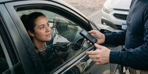 Policial pode obrigar motorista a tirar insulfilm na hora?