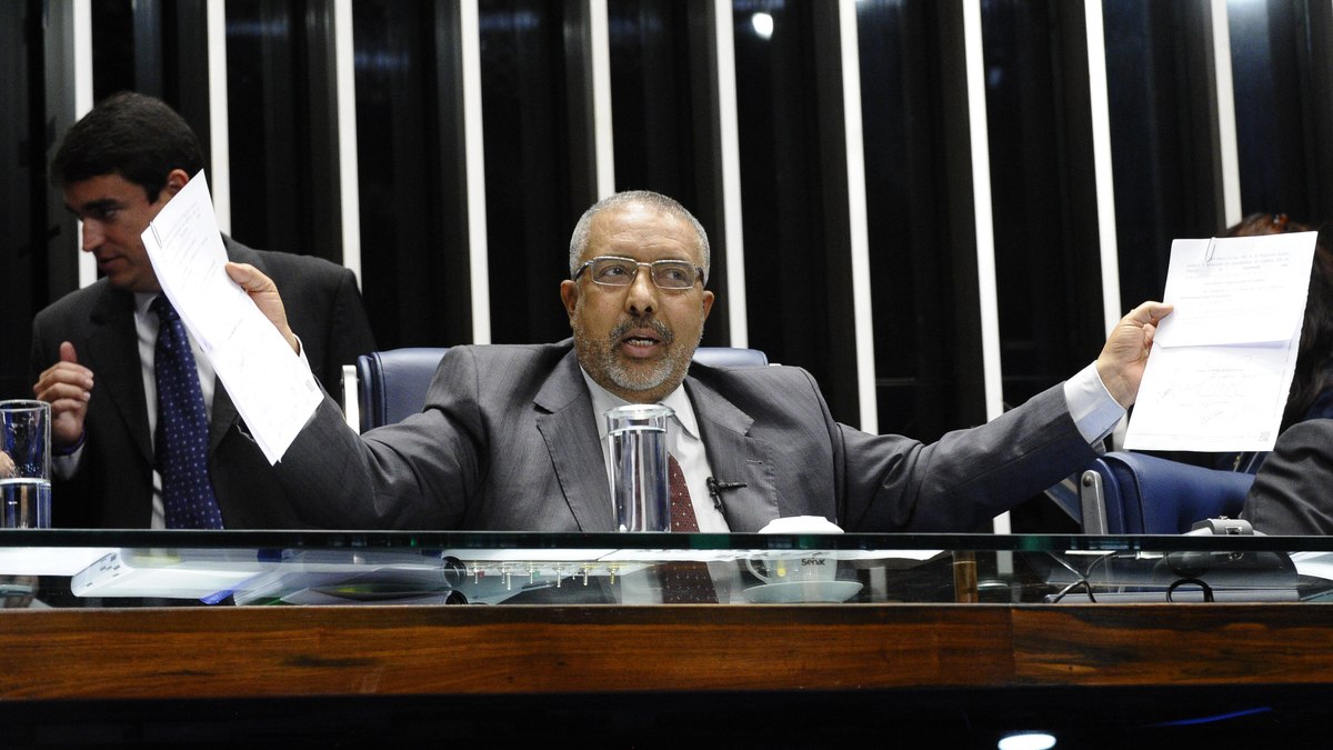 Paulo Paim, senador petista, promete pressionar o governo pela mudança na política econômica Paulo Paim, senador petista, promete pressionar o governo pela mudança na política econômica