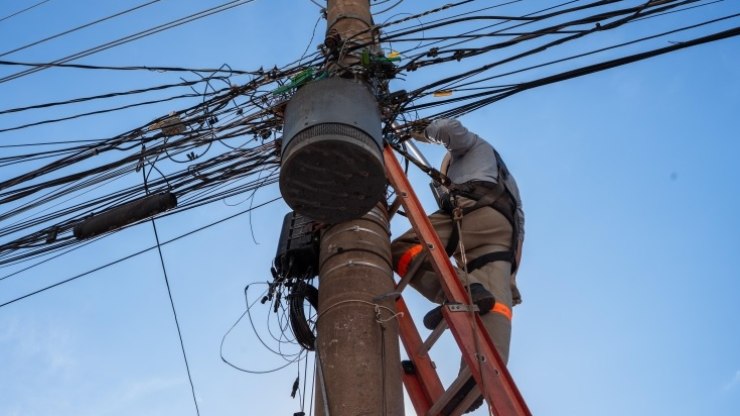 Valinhos inicia operação para retirar fios soltos dos postes