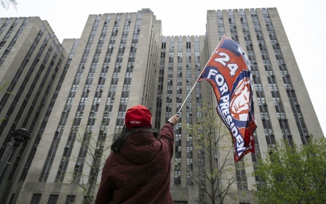 Um manifestante pró-Donald Trump agita uma bandeira em apoio ao ex-presidente em Nova York, em 19 de abril de 2024