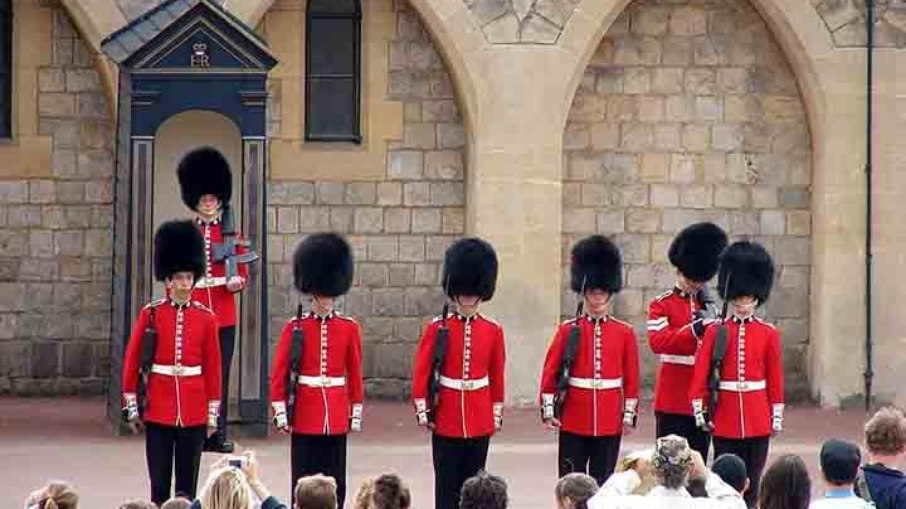 Guardiões de Monarcas fazendo a proteção da residência da Família Real