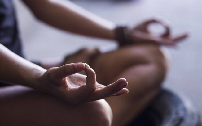 A prática frequente da yoga expandem a concentração e o relaxamento; é importante encontrar brechas no dia a dia para meditar