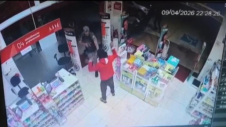 VÍDEO: PM chega de surpresa em assalto à farmácia e prende dupla