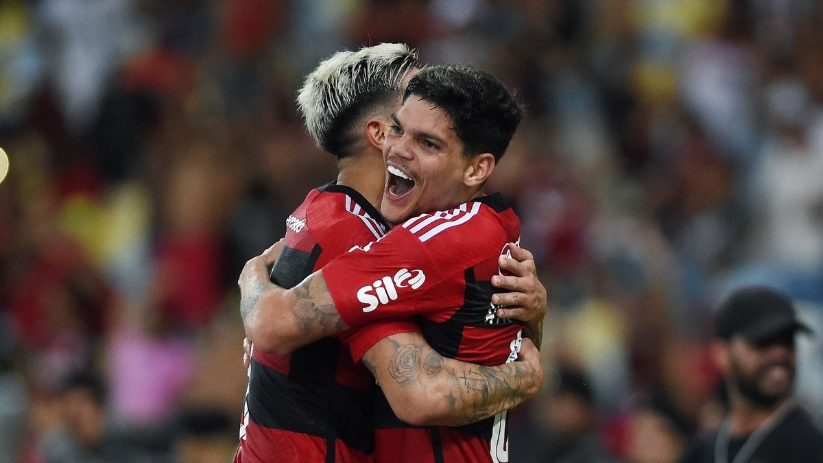 Flamengo vence o Fluminense na ida da final do Carioca