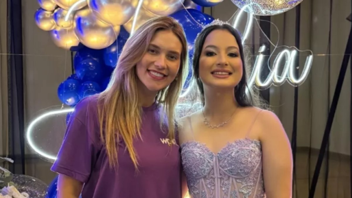 Virginia escolheu camisa e calça para ir na festa de debutante da filha do motorista