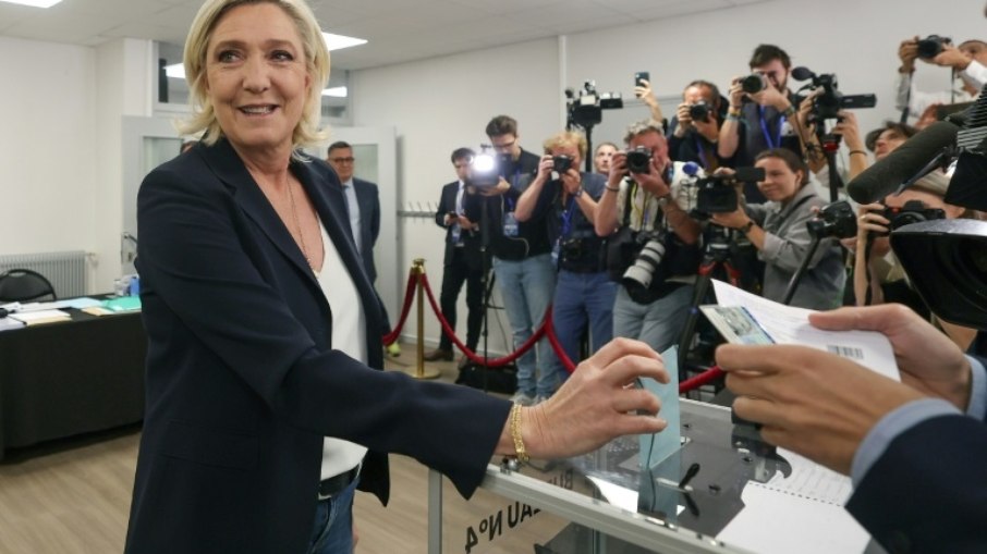 A líder de extrema direita Marine Le Pen, do partido Reagrupamento Nacional (RN) e candidata às eleições legislativas, vota em Henin-Beaumont, norte da França, em 30 de junho de 2024