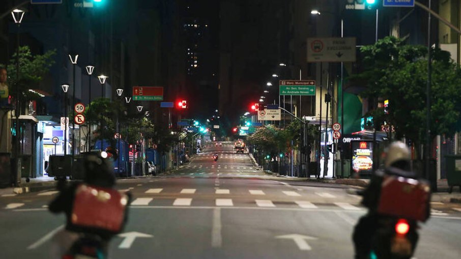Profissionais trabalhando em delivery Profissionais trabalhando em delivery