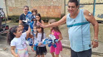 Zeca Pagodinho entrega ovos de Páscoa para crianças no RJ