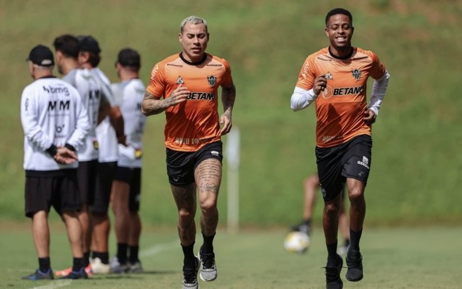 Vargas e Keno correm no gramado durante treino do Atlético-MG